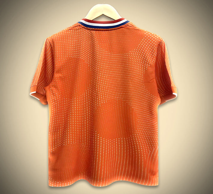 MAILLOTPAYSBASDOMICILE24dos.jpg Nederland Thuisshirt 2025 zijaanzicht