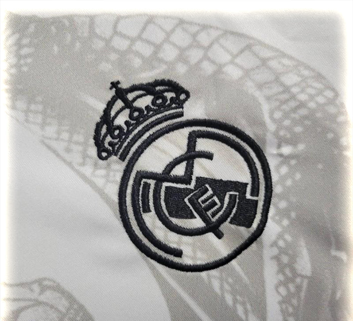jersey-football-real-madrid-design-dragon-blanc-collection-speciale-2024-2025 Real Madrid voetbalshirt design draak wit speciale collectie 2024 2025