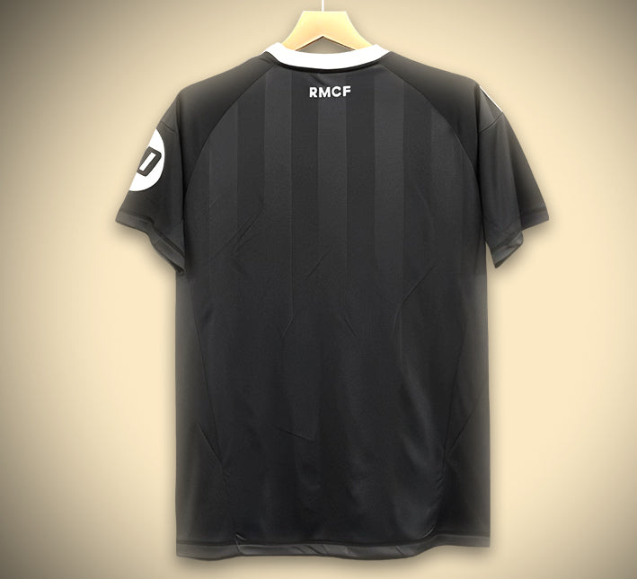 MAILLOTREALMADRID2425gardiendos.jpg Real Madrid Zwarte Keeper Editie 2025-2026 zijaanzicht