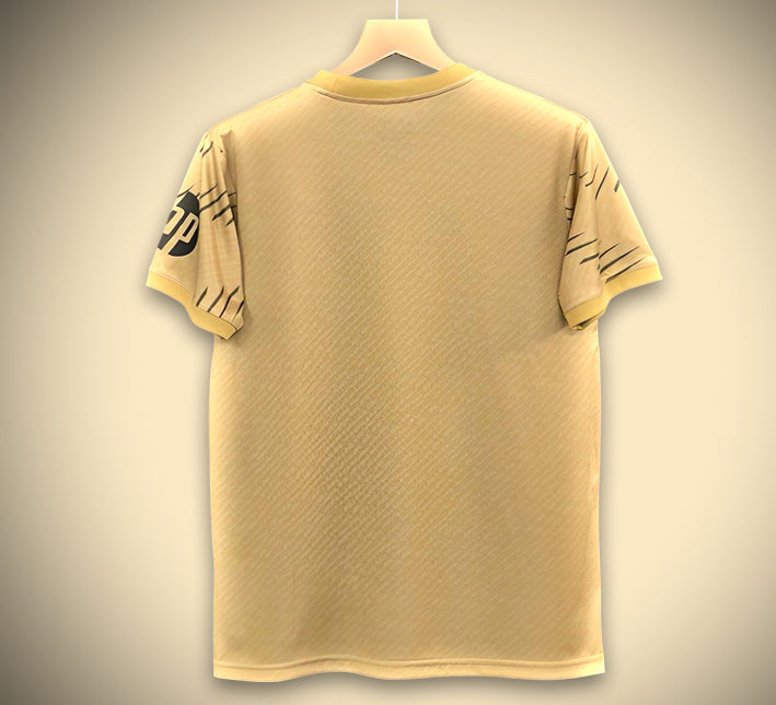 maillot-de-football-concept-real-madrid-edition-or-saison-vingt-cinq-vingt-six Concept voetbalshirt Real Madrid gouden editie seizoen vijfentwintig zesentwintig