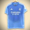 MAILLOTREALMADRID2425prematchavant-1.jpg Real Madrid Voorwedstrijd Blauwe Editie 2025-2026 vooraanzicht