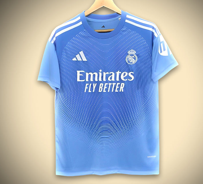 MAILLOTREALMADRID2425prematchavant-1.jpg Real Madrid Voorwedstrijd Blauwe Editie 2025-2026 vooraanzicht
