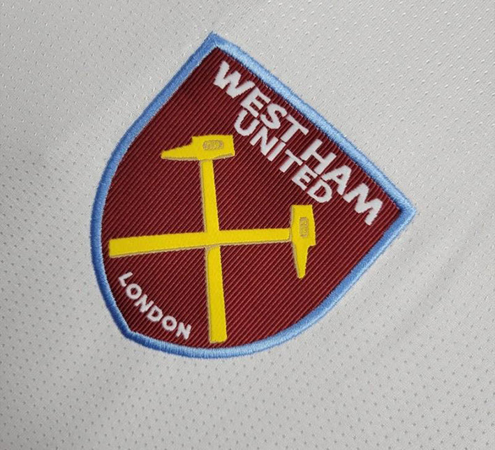 MAILLOTWESTHAMEXTERIEURLOGO.jpg Maillot West Ham Extérieur 2024-2025 vue de profil