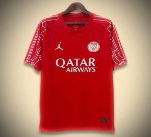 MaillotPSGEXT2RIEUR24-1.jpg Maillot Paris Saint-Germain Extérieur Édition Rouge 2024-2025 vue de face