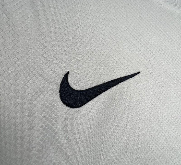 MaillotPSGexterieur24blancnike.jpg Maillot Paris Saint-Germain Extérieur Édition Blanc 2024-2025 vue de profil