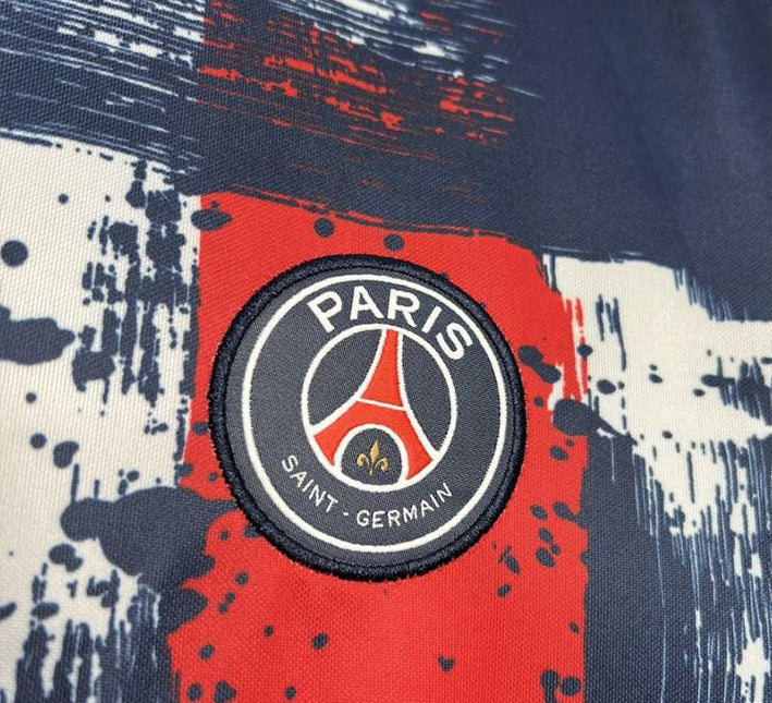 MaillotPSGspeciallogo.jpg Maillot Paris Saint-Germain Avant-Match 2024-2025 vue de profil