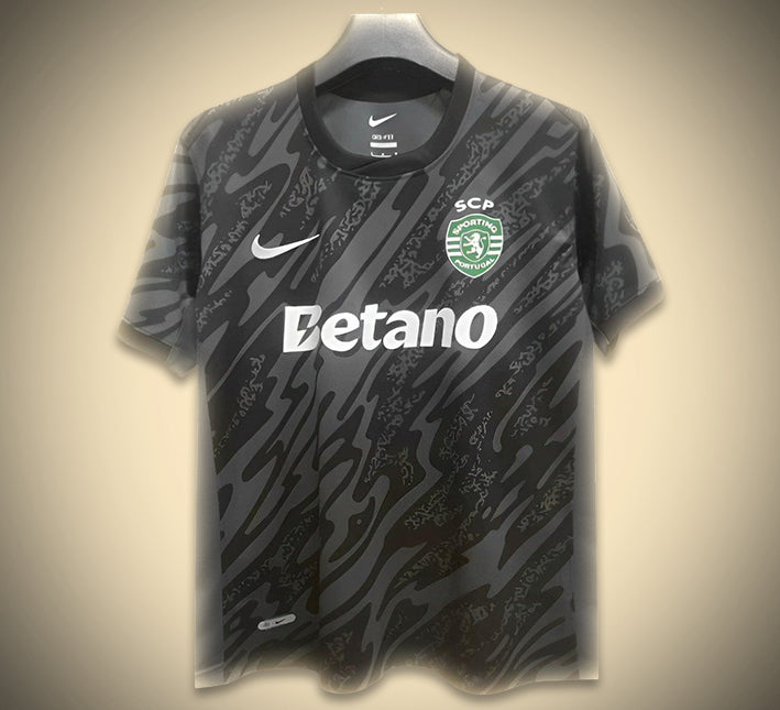 Maillot_Sporting_CP_Gardien_Noir_24_25-1.jpg Maillot Sporting CP Gardien Noir 2024-2025 vue de face