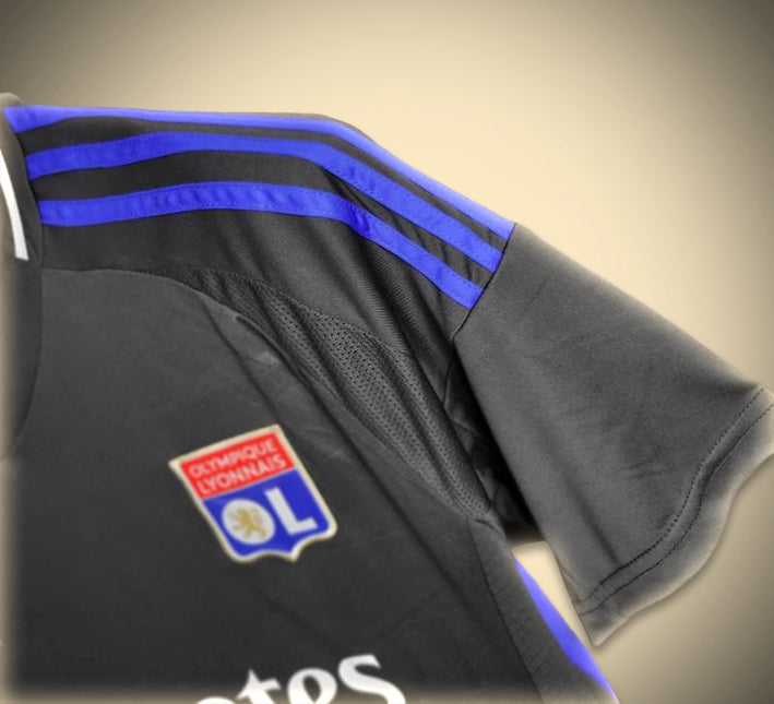 maillotOLEXTERIEURLOGO.jpg Maillot Olympique Lyonnais Extérieur 2024-2025 detail tissu
