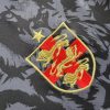 maillotangleterrecommanoirlogo.jpg Concept Engeland Voetbalshirt Zwarte Comma Editie 2024 zijaanzicht
