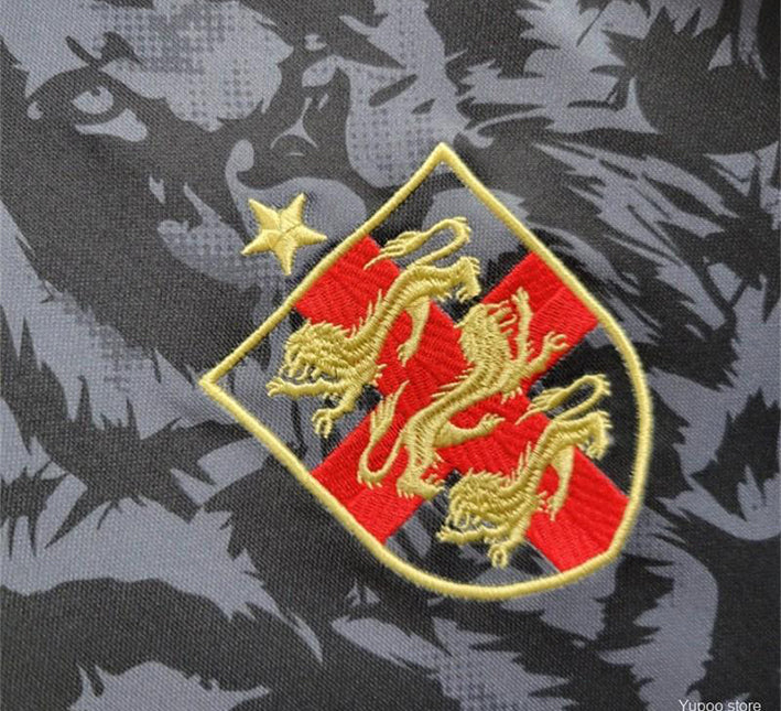 maillotangleterrecommanoirlogo.jpg Concept Engeland Voetbalshirt Zwarte Comma Editie 2024 zijaanzicht