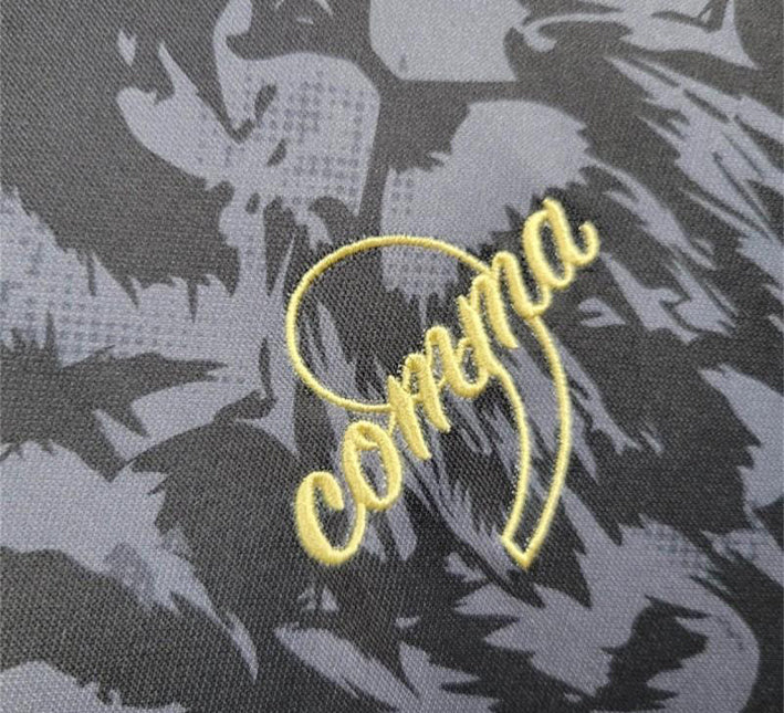 maillotangleterrecommanoirmarquez.jpg Concept Engeland Voetbalshirt Zwarte Comma Editie 2024 stofdetail