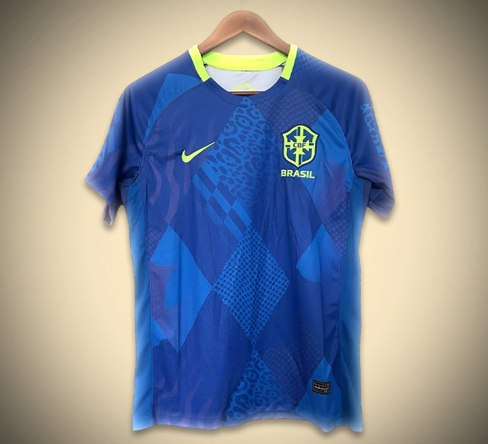 maillot-de-football-bresil-jaune-version-exterieur-coupe-moderne-et-respirante Geel Braziliaans voetbalshirt uitversie modern en ademend model