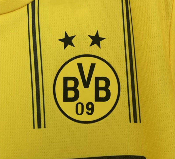 maillotbvbonepiecelogo.jpg Concept Voetbalshirt Borussia Dortmund One Piece Editie 2025-2026 zijaanzicht