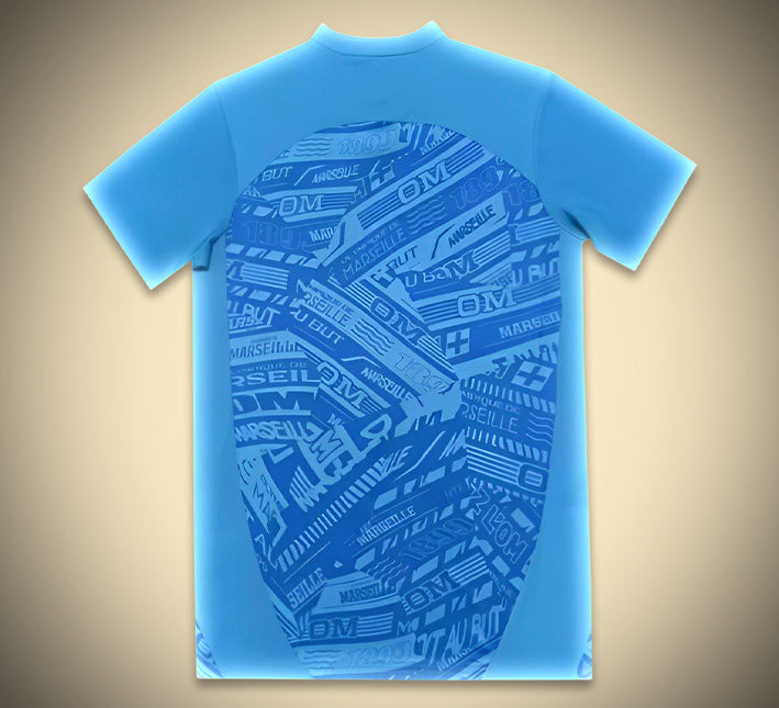 maillotmarseilledomicilebleudos.jpg Olympique Marseille Voorwedstrijdshirt 2024-2025 zijaanzicht