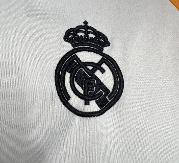 maillotrealmadridavantmatchlogo.jpg Real Madrid Trainingsshirt Voorwedstrijd 2024-2025 zijaanzicht