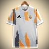 maillotrealmadridentrainement-1.jpg Real Madrid Voorwedstrijdshirt 2024-2025 vooraanzicht