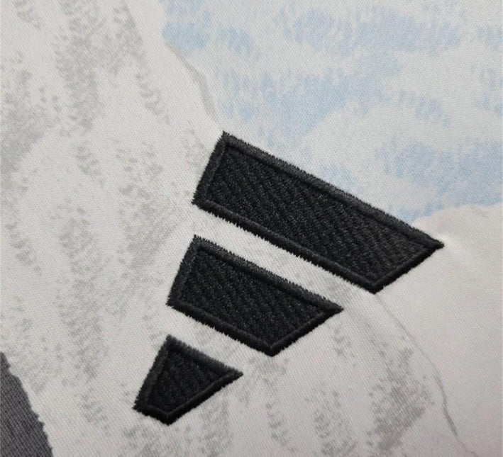 maillotrealmadridentrainementadidas.jpg Real Madrid Voorwedstrijdshirt 2024-2025 zijaanzicht
