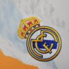 maillotrealmadridentrainementlogo.jpg Real Madrid Voorwedstrijdshirt 2024-2025 stofdetail