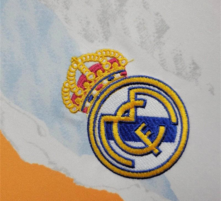 maillotrealmadridentrainementlogo.jpg Real Madrid Voorwedstrijdshirt 2024-2025 stofdetail