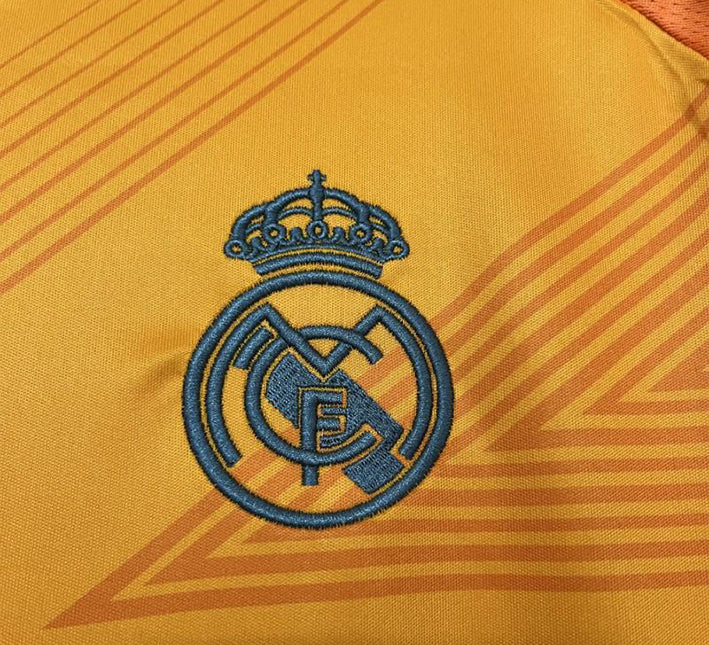 maillotrealmadridexterieurorangelogo.jpg Real Madrid Uitshirt 2024-2025 stofdetail