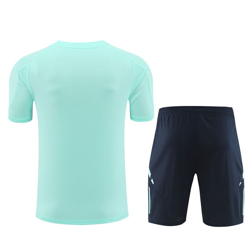 ensemble-maillot-et-short-real-madrid-saison-2024-2025-tenue-officielle Shirt en broek set Real Madrid seizoen 2024 2025 officiële tenue
