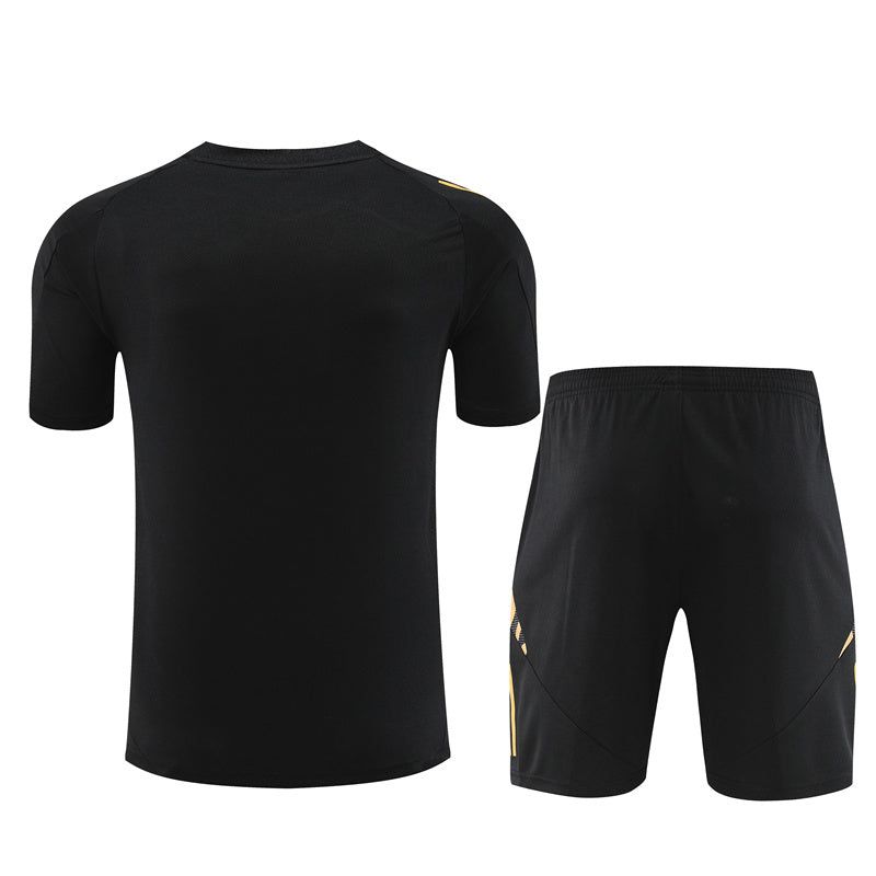 ensemble-maillot-et-short-real-madrid-saison-2024-2025-tenue-officielle Shirt en broek set Real Madrid seizoen 2024 2025 officiële tenue