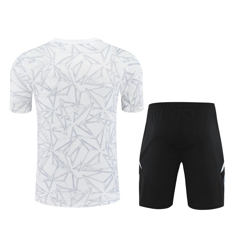 ensemble-maillot-et-short-real-madrid-saison-vingt-vingt-quatre-vingt-vingt-cinq Shirt en broek set Real Madrid seizoen 2024 2025