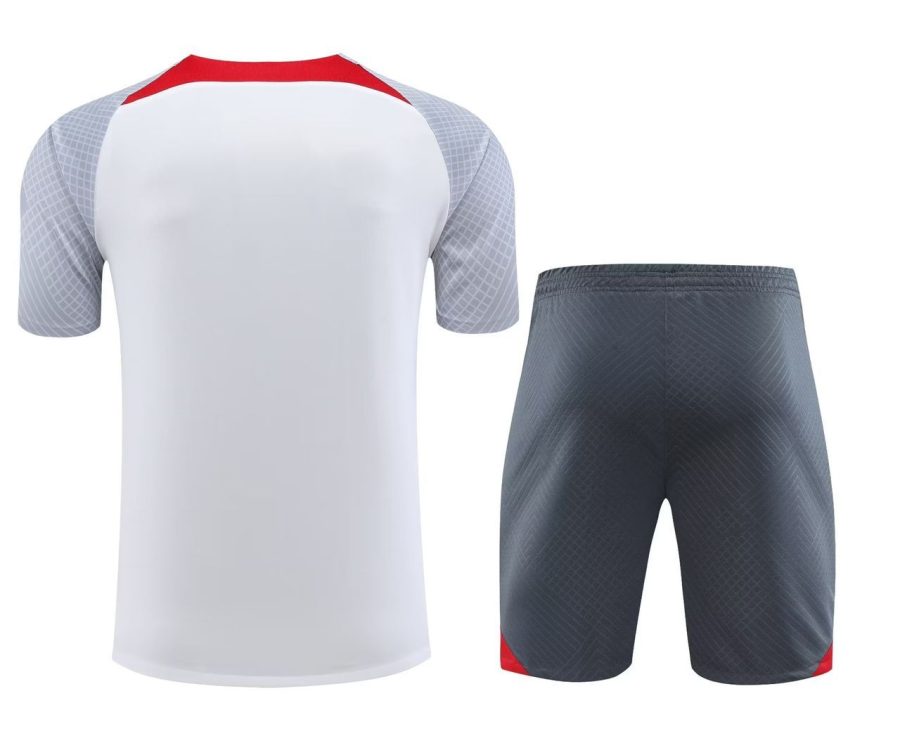 ensemble-training-liverpool-blanc-et-gris-saison-vingt-vingt-trois-vingt-vingt-quatre wit en grijs Liverpool trainingspak seizoen 2023 2024