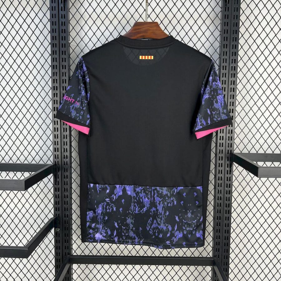 haut-d-entrainement-fc-barcelone-pre-match-2025-2026-maillot-de-football-officiel FC Barcelona pre-match trainingsjack 2025 2026 officieel voetbalshirt