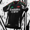 jersey-arsenal-exterieur-adidas-rouge-et-noir-pour-supporter-des-gunners Arsenal uitshirt adidas rood en zwart voor supporters van de Gunners