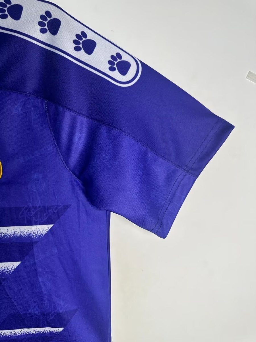 jersey-collector-real-madrid-exterieur-annees-quatre-vingt-dix-pour-supporters Real Madrid collector uitshirt jaren negentig voor supporters