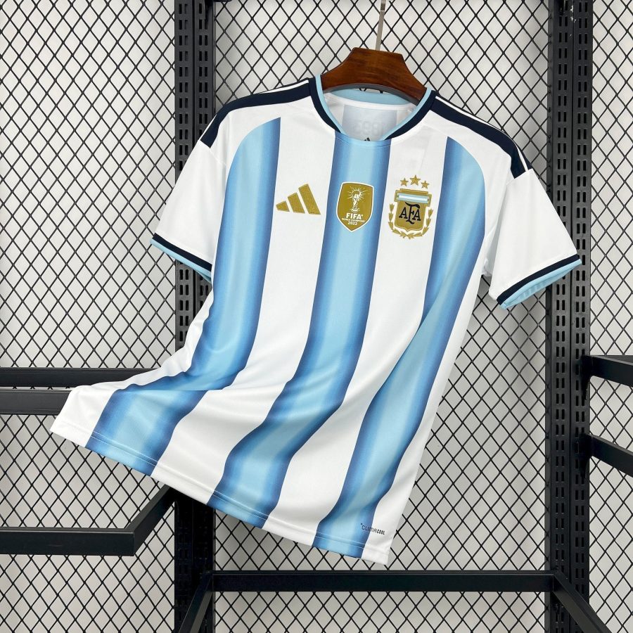 jersey-de-football-argentine-domicile-2026-rayures-bleu-ciel-et-blanc Argentinië thuisshirt voetbalshirt 2026 lichtblauwe en witte strepen