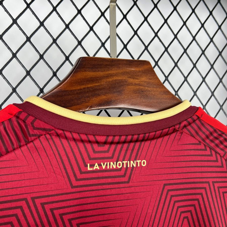 jersey-football-venezuela-domicile-saison-2026-rouge-bordeaux Venezuela voetbalshirt thuis seizoen 2026 bordeauxrood