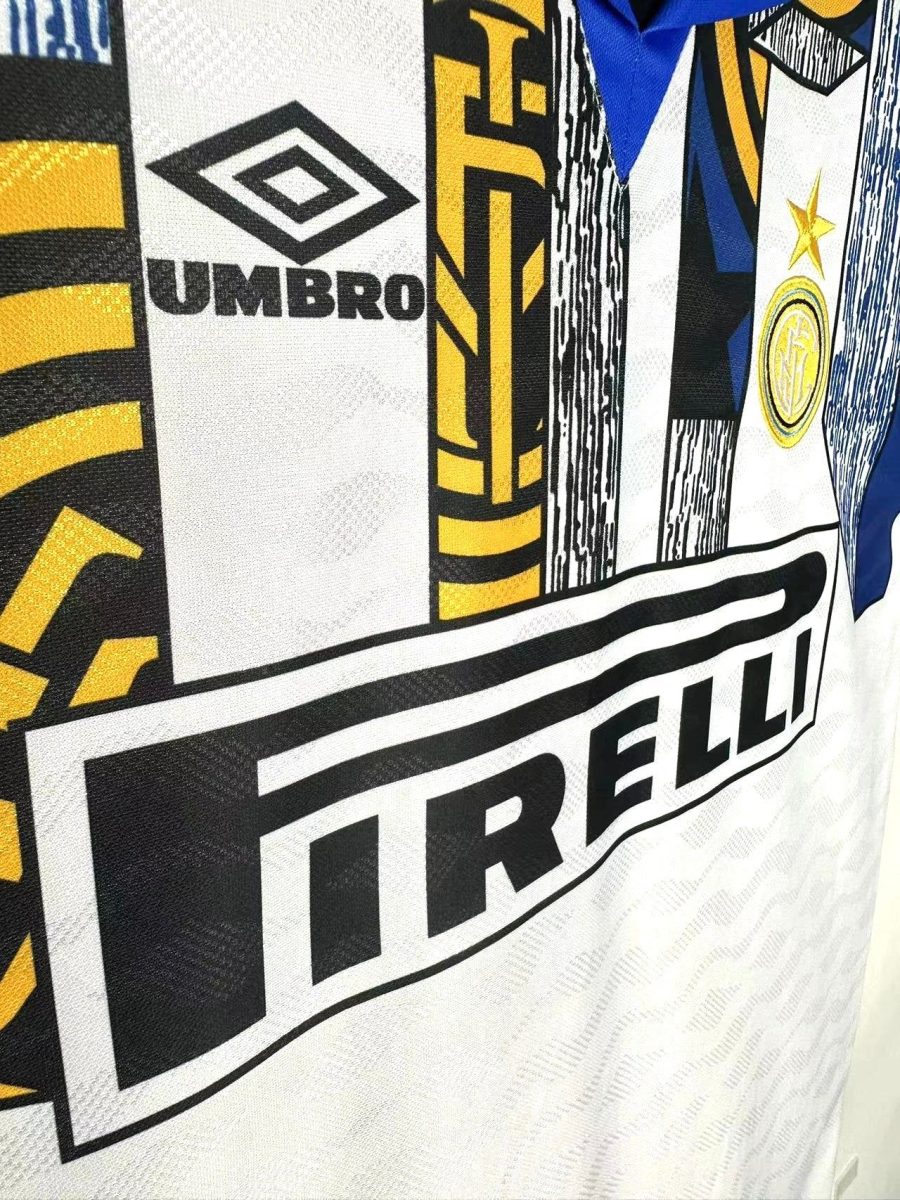 jersey-inter-milan-exterieur-retro-collection-supporter-nerazzurri Retro uitshirt Inter Milan collectie voor Nerazzurri-supporters