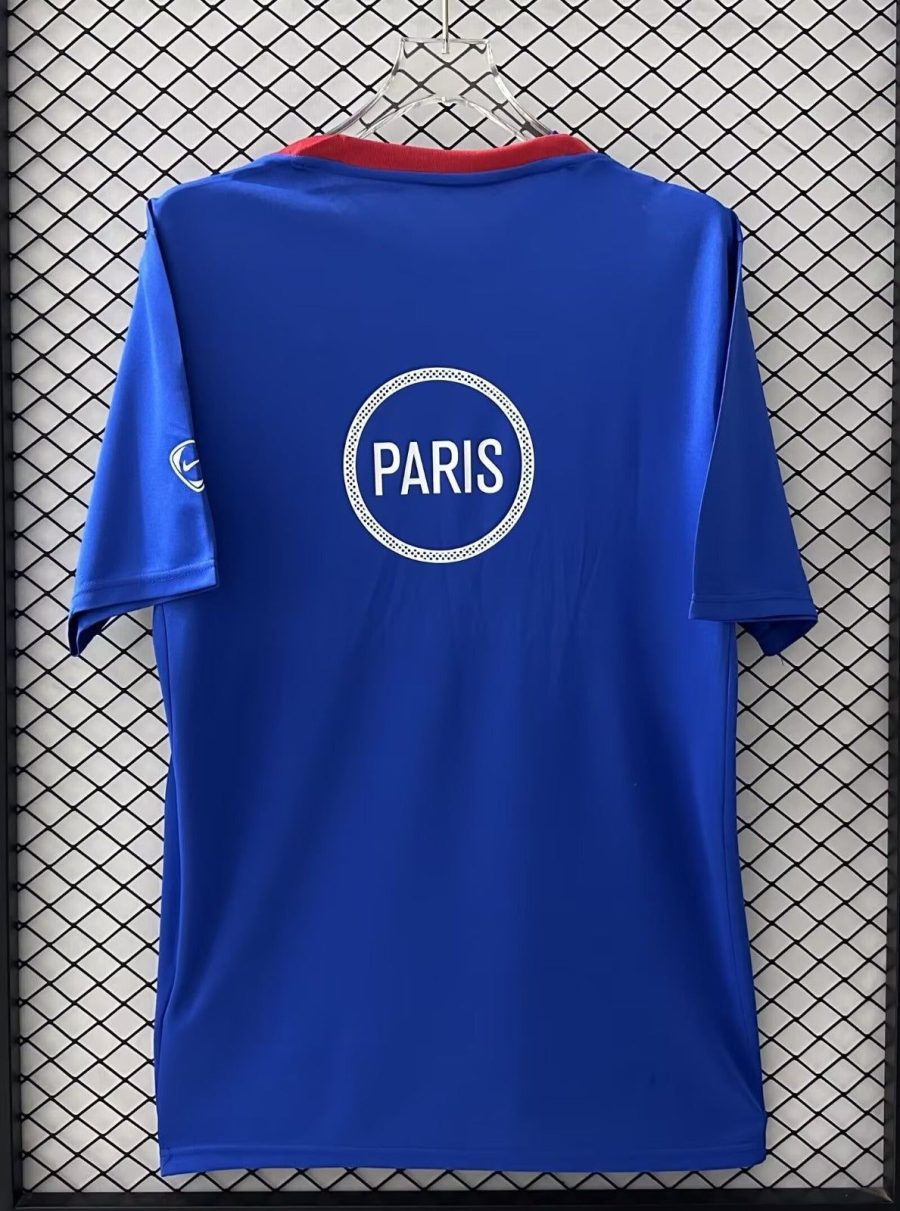 maillot-avant-match-paris-saint-germain-saison-2025-2026-tenue-d-echauffement-officielle voorwedstrijdshirt Paris Saint Germain seizoen 2025-2026 officiële warming-up tenue