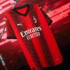 maillot-de-football-officiel-ac-milan-tenue-domicile-2023-2024 Officieel AC Milan voetbalshirt thuistenue 2023 2024