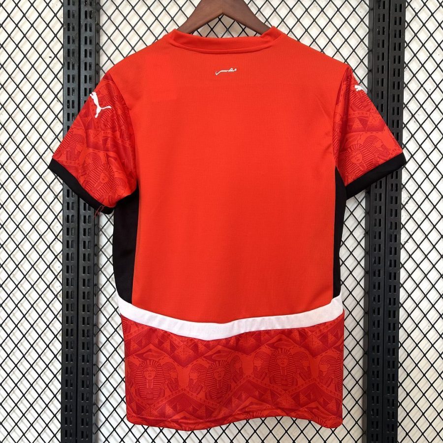 maillot-domicile-de-la-selection-d-egypte-saison-2026-tenue-officielle-rouge Egypte selectie thuisshirt seizoen 2026 officiële rode tenue