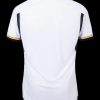 maillot-domicile-du-real-madrid-saison-deux-mille-vingt-trois-deux-mille-vingt-quatre-blanc-avec-ecusson-officiel Real Madrid thuisshirt seizoen 2023 2024 wit met officieel embleem