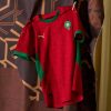 maillot-domicile-equipe-du-maroc-saison-deux-mille-vingt-quatre-deux-mille-vingt-cinq-rouge-et-vert Marokkaans thuisshirt seizoen tweeduizend vierentwintig tweeduizend vijfentwintig rood en groen