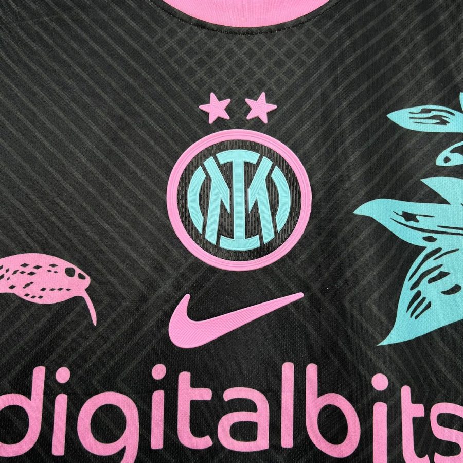maillot-domicile-inter-milan-rose-motif-serpent-edition-speciale-saison-2025-2026 Thuisshirt Inter Milan roze slangmotief speciale editie seizoen 2025 2026