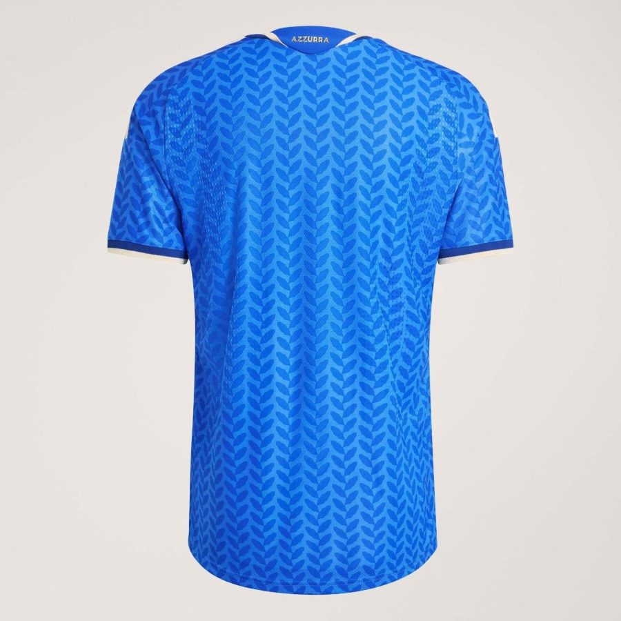 maillot-domicile-italie-saison-deux-mille-vingt-six-tenue-officielle-equipe-nationale Thuisshirt Italië seizoen 2026 officiële tenue nationale ploeg