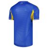 maillot-domicile-leeds-united-saison-2025-2026-tenue-officielle-blanche-et-bleue Thuisshirt Leeds United seizoen 2025 2026 officiële tenue wit en blauw