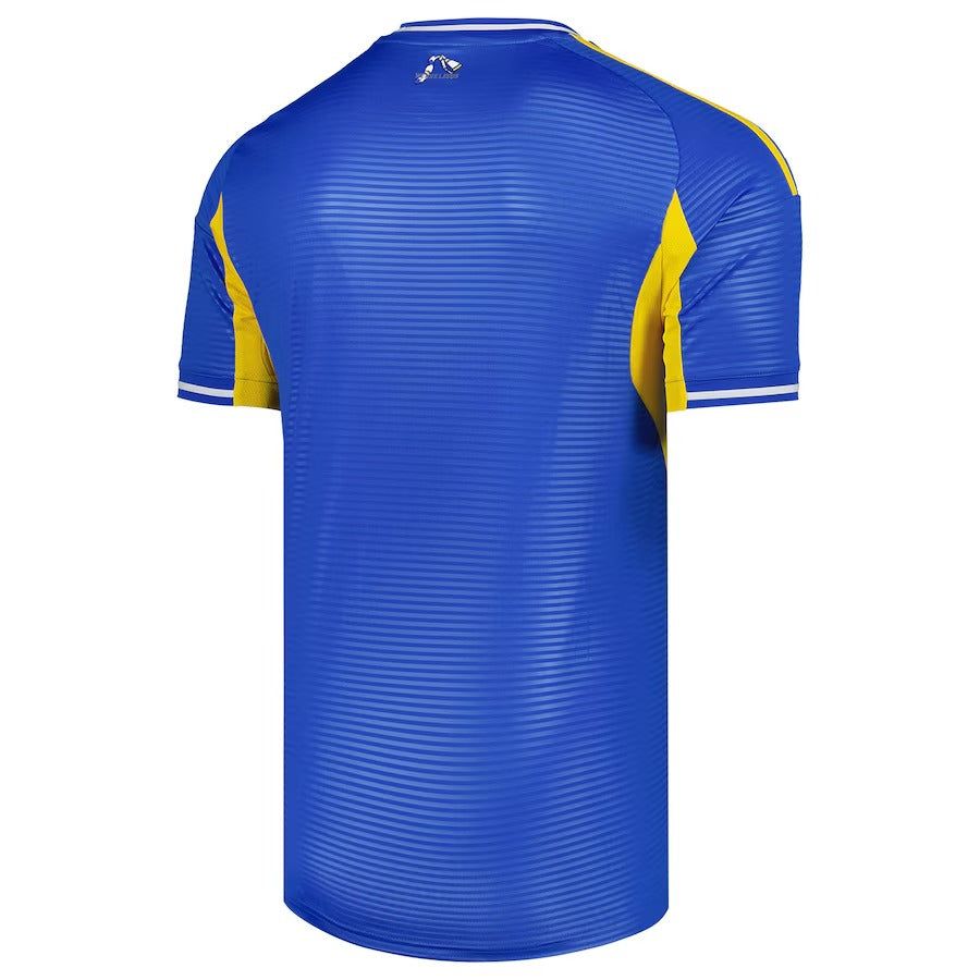 maillot-domicile-leeds-united-saison-2025-2026-tenue-officielle-blanche-et-bleue Thuisshirt Leeds United seizoen 2025 2026 officiële tenue wit en blauw