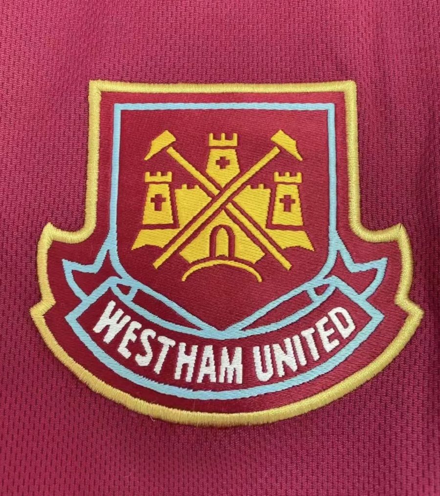maillot-domicile-west-ham-logo-du-club-et-sponsor maillot domicile West Ham logo du club et sponsor