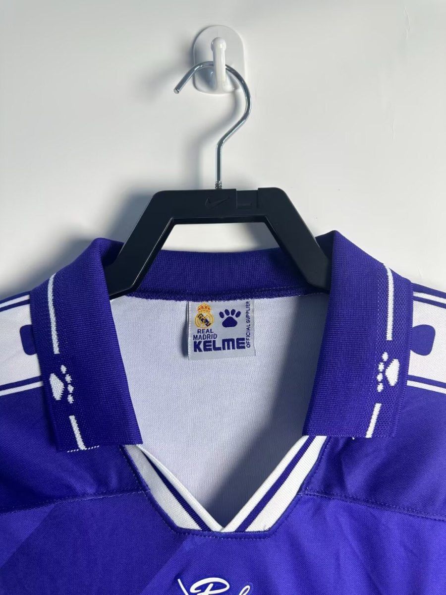 maillot-exterieur-vintage-du-real-madrid-saison-mille-neuf-cent-quatre-vingt-quatorze-mille-neuf-cent-quatre-vingt-quinze Real Madrid vintage uitshirt seizoen 1994 1995