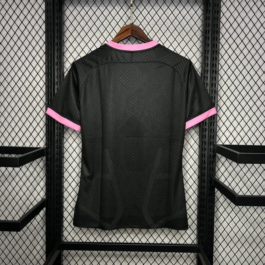 maillot-football-inter-milan-design-pink-snake-rose-pour-supporters-nerazzurri Voetbalshirt Inter Milan pink snake ontwerp roze voor Nerazzurri supporters