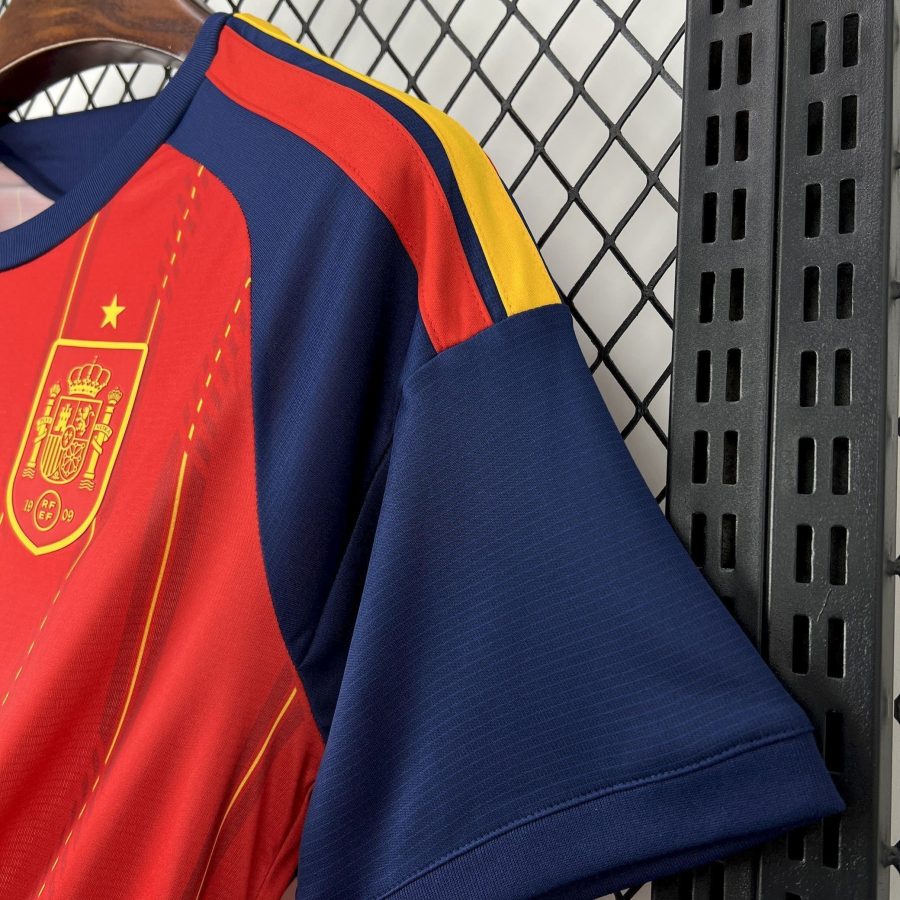 maillot-officiel-espagne-football-version-domicile-avec-ecusson-et-couleurs-nationales Maillot officiel Espagne football version domicile avec écusson et couleurs nationales