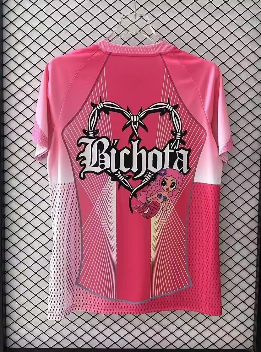 maillot-officiel-fc-barcelona-edition-rose-collaboration-karol-g-pour-supporters Officieel FC Barcelona shirt roze editie samenwerking Karol G voor supporters