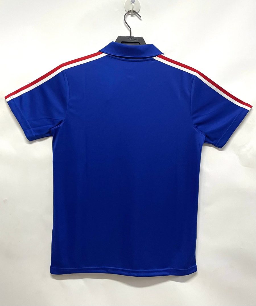 maillot-retro-bleu-des-bleus-football-avec-ecusson-france Retro blauw shirt van Les Bleus met Frans embleem
