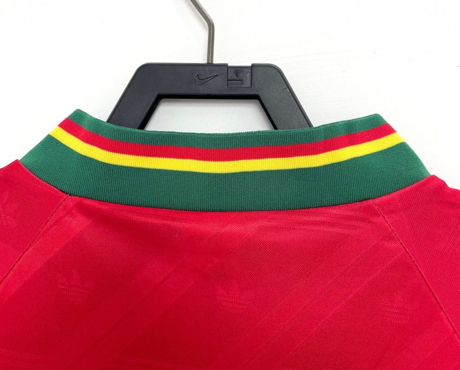 maillot-retro-portugal-rouge-et-vert-style-football Retro Portugal rood en groen voetbalstijl